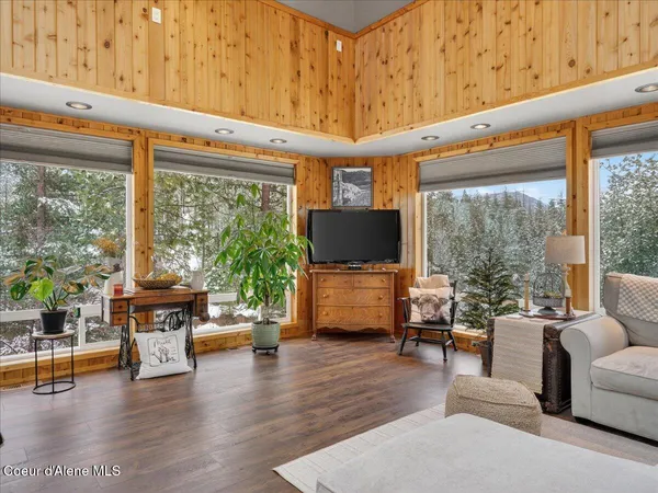 $1,499,900 | 483 Paradise Road, Pinehurst, ID 83850
