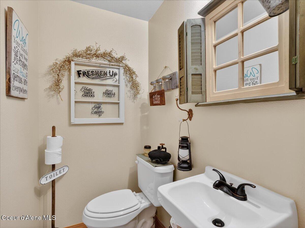 483 Paradise Road Pinehurst, ID 83850 - Photo 25 of 80 Upstairs Bathroom