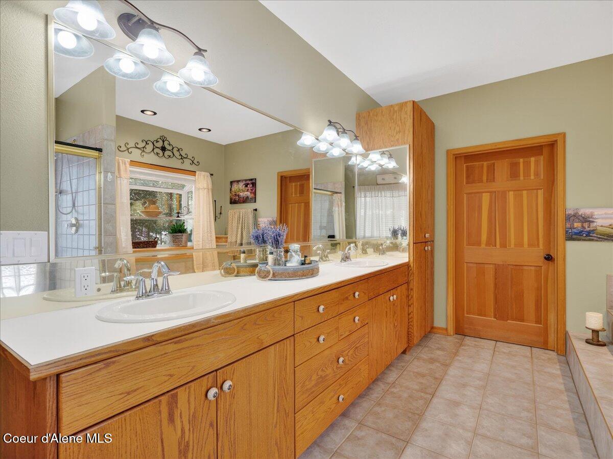 483 Paradise Road Pinehurst, ID 83850 - Photo 31 of 80 Double Sinks
