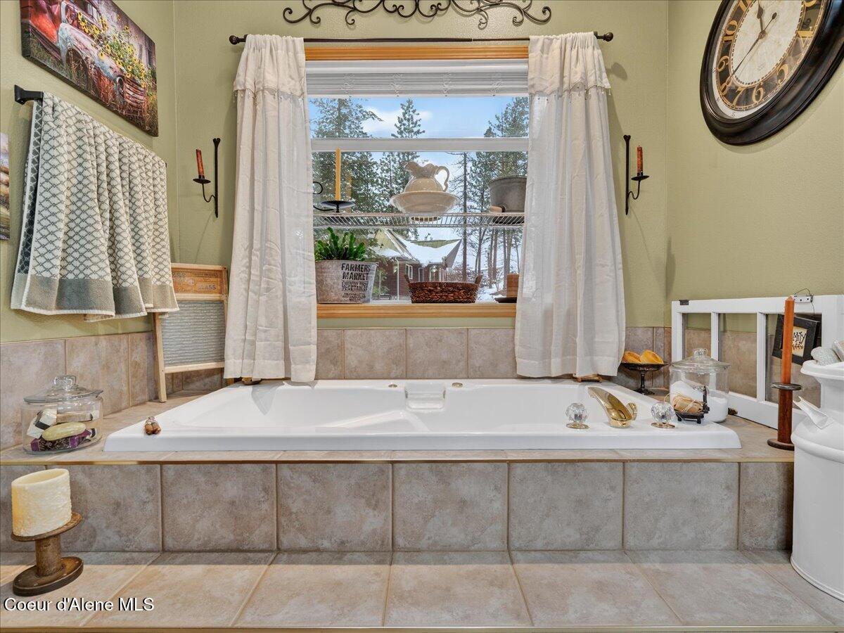 483 Paradise Road Pinehurst, ID 83850 - Photo 38 of 61 Jetted Spa Tub
