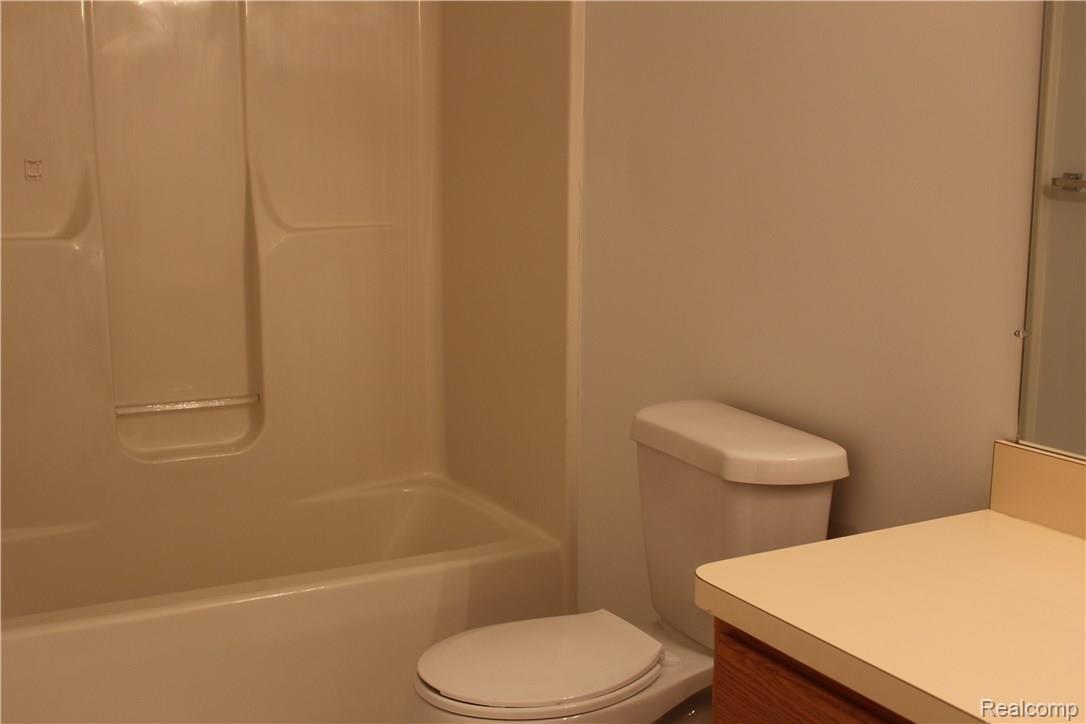 3636 Briarbrooke Lane Rochester, MI 48306 - Photo 14 of 15 full tub and shower. new toilet.