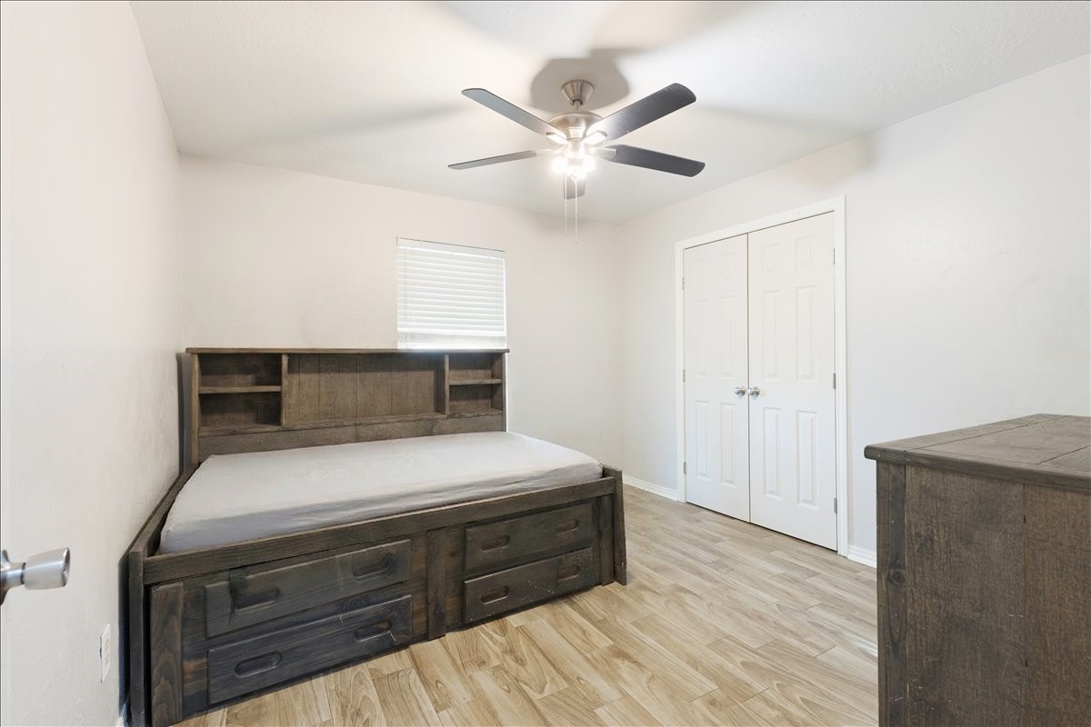 3809 Wingtail Way Pearland, TX 77584 - Photo 15 of 29 a room with a bed and a ceiling fan