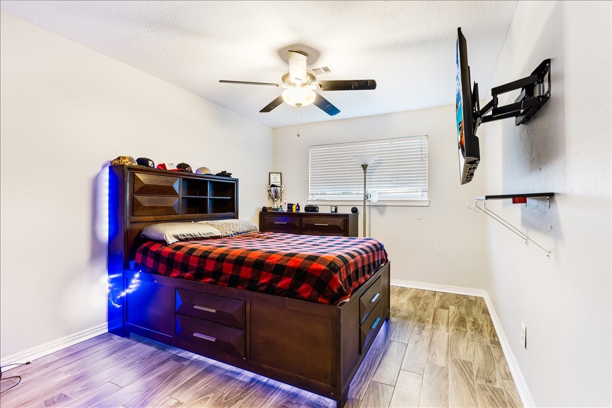 3809 Wingtail Way Pearland, TX 77584 - Photo 17 of 29 a bedroom with bed and window