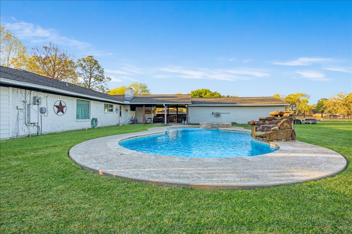 3809 Wingtail Way Pearland, TX 77584 - Photo 21 of 29 a view of a house with a yard