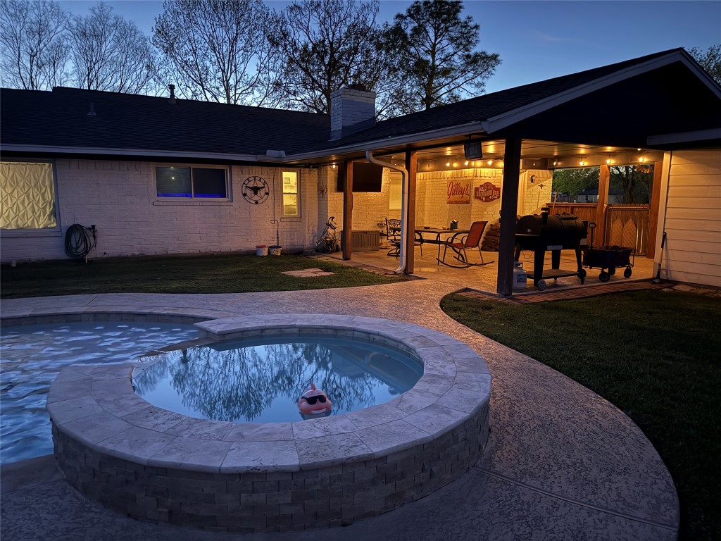 3809 Wingtail Way Pearland, TX 77584 - Photo 23 of 29 a view of a living room and mountain view