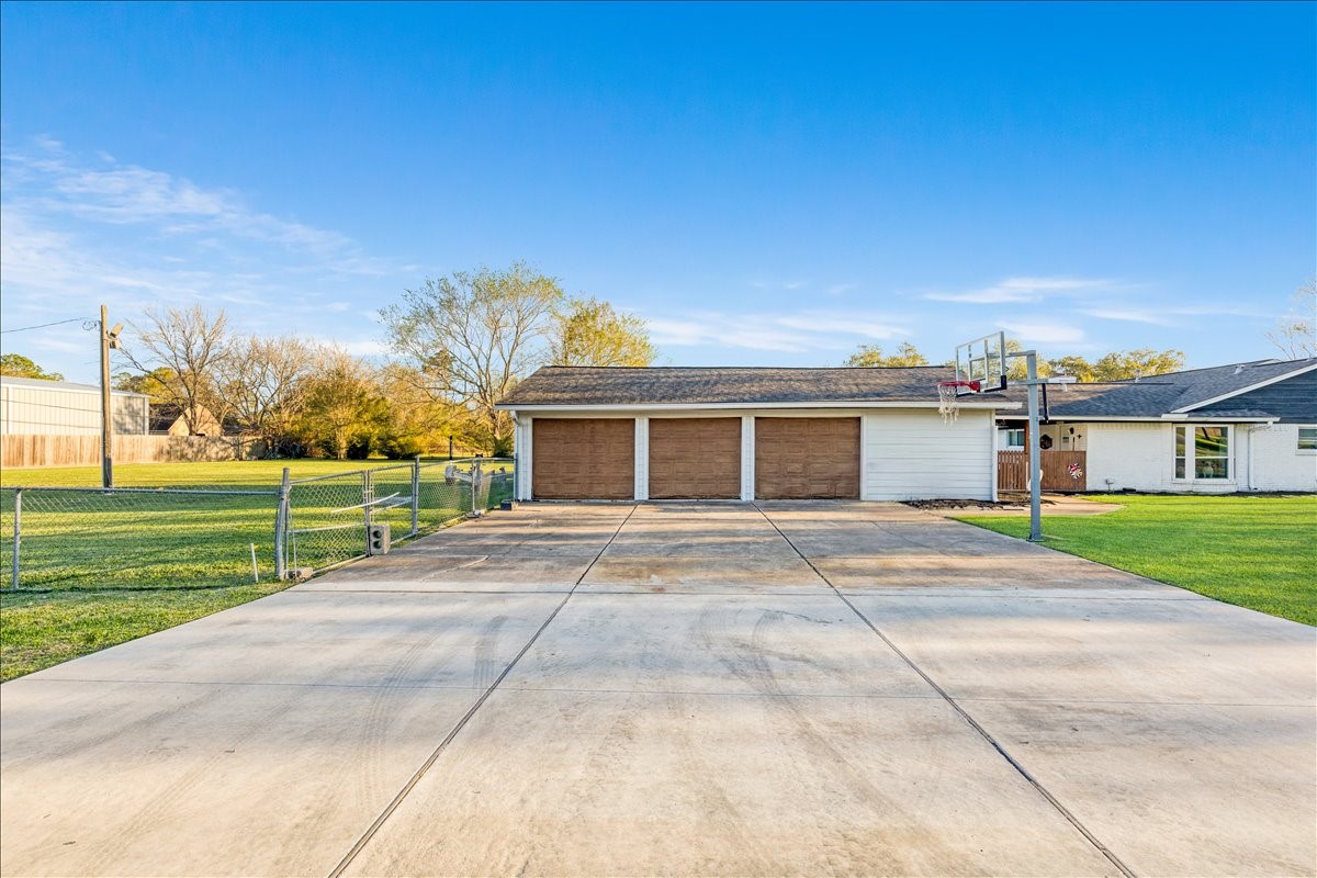 3809 Wingtail Way Pearland, TX 77584 - Photo 27 of 29 front view of a house with a yard