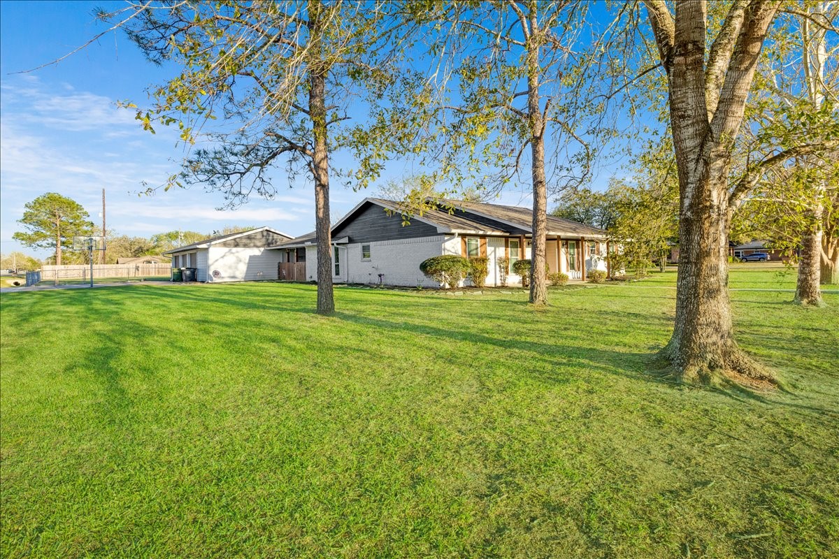 3809 Wingtail Way Pearland, TX 77584 - Photo 4 of 29 a view of a house with a big yard