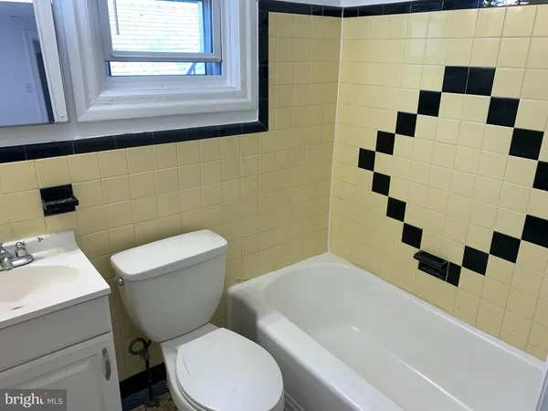 $995 | 8 Overhill Road, Unit A, Upper Darby, PA 19082