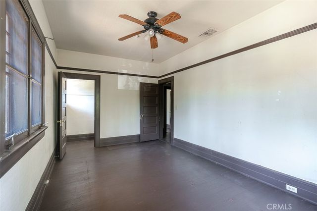 a view of a livingroom with a ceiling fan window and a ceiling fan