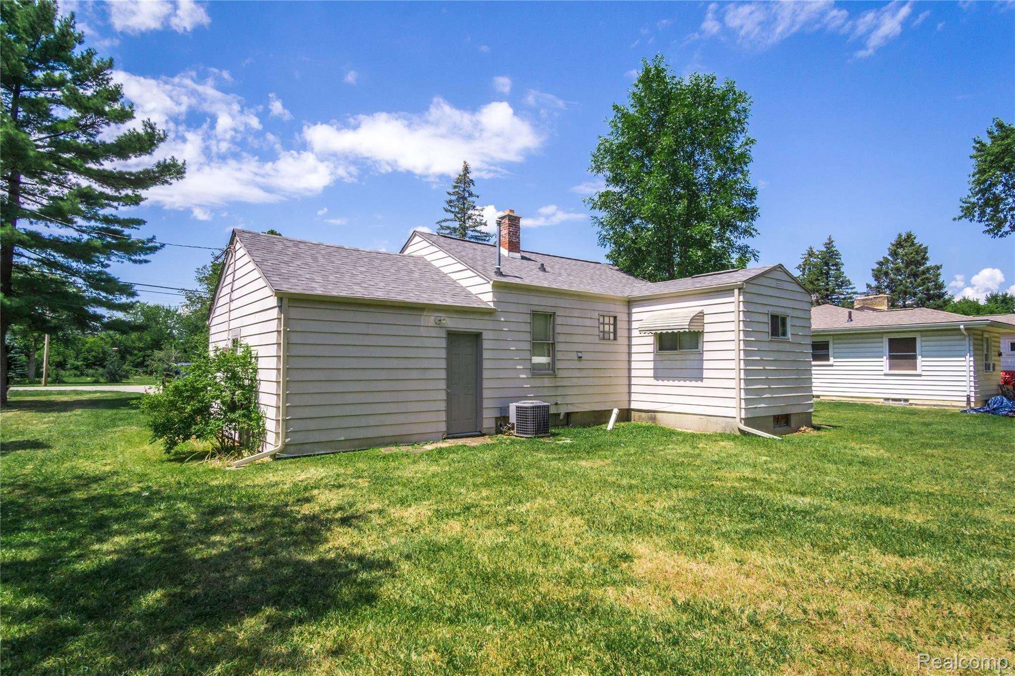 2345 Howe Road Burton, MI 48519 - Photo 11 of 15 Exteriors (6 of 15).jpg