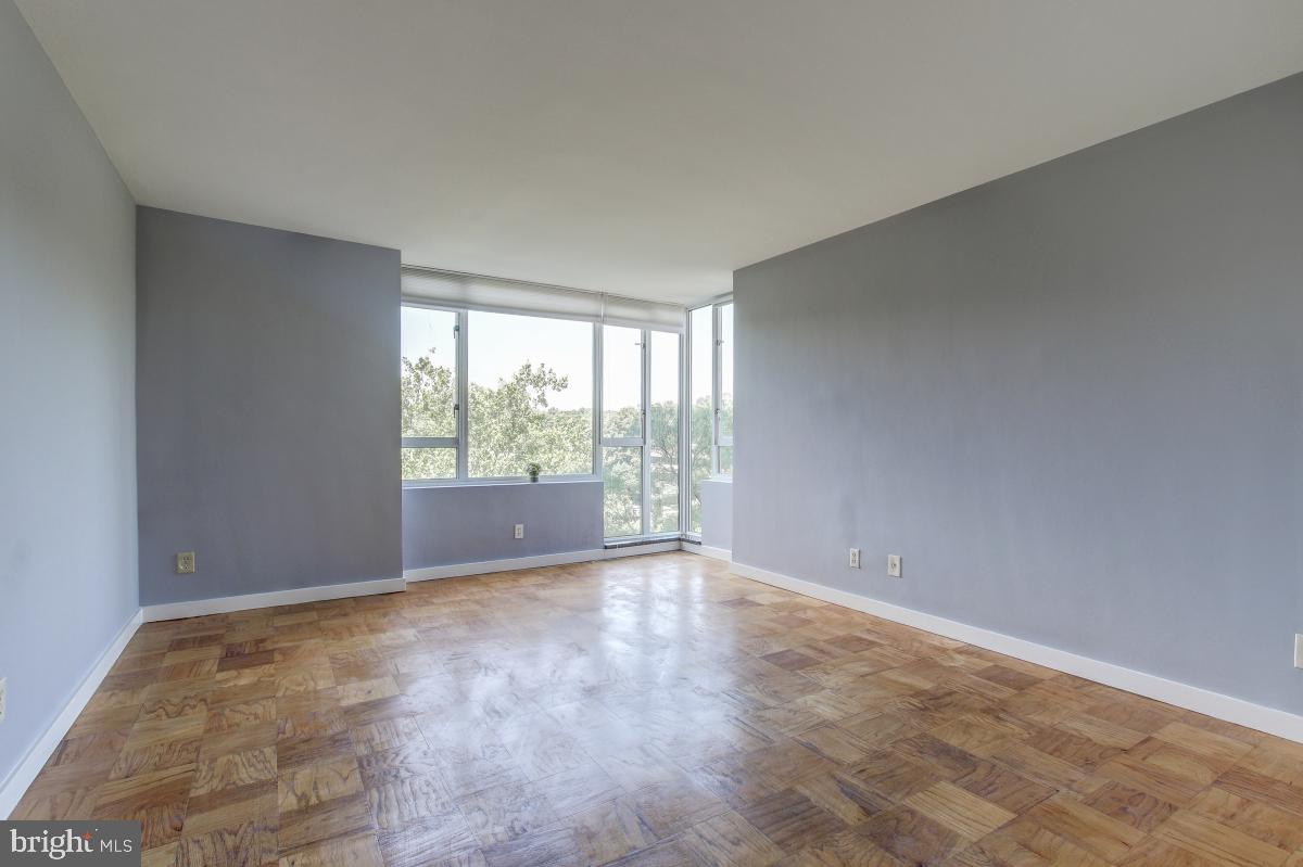 11400 Washington Plaza West, Unit 804 Reston, VA 20190 - Photo 21 of 32 Large bedroom with huge windows