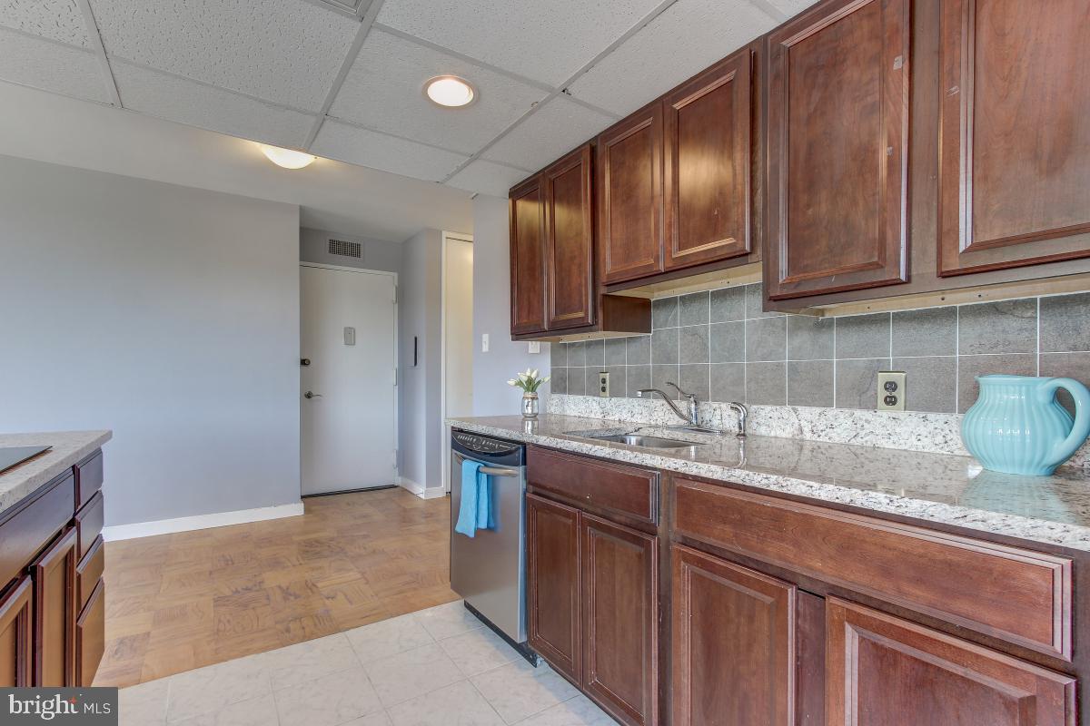 11400 Washington Plaza West, Unit 804 Reston, VA 20190 - Photo 9 of 32 Tile backsplash