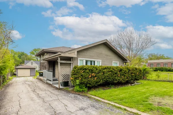 $2,700 | 3922 North Cass Avenue, Westmont, IL 60559