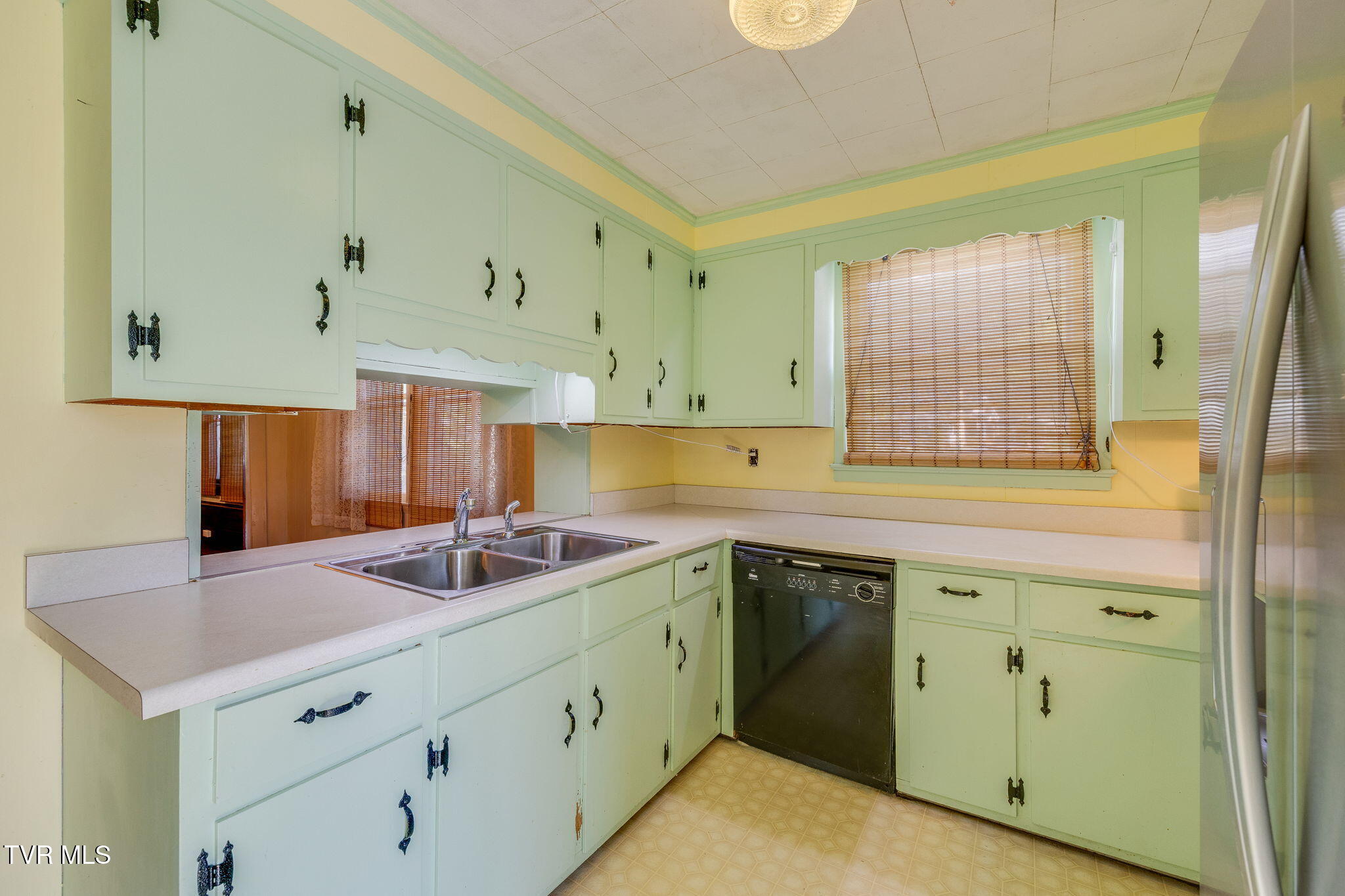 204 Clinchfield Avenue Erwin, TN 37650 - Photo 14 of 35 014