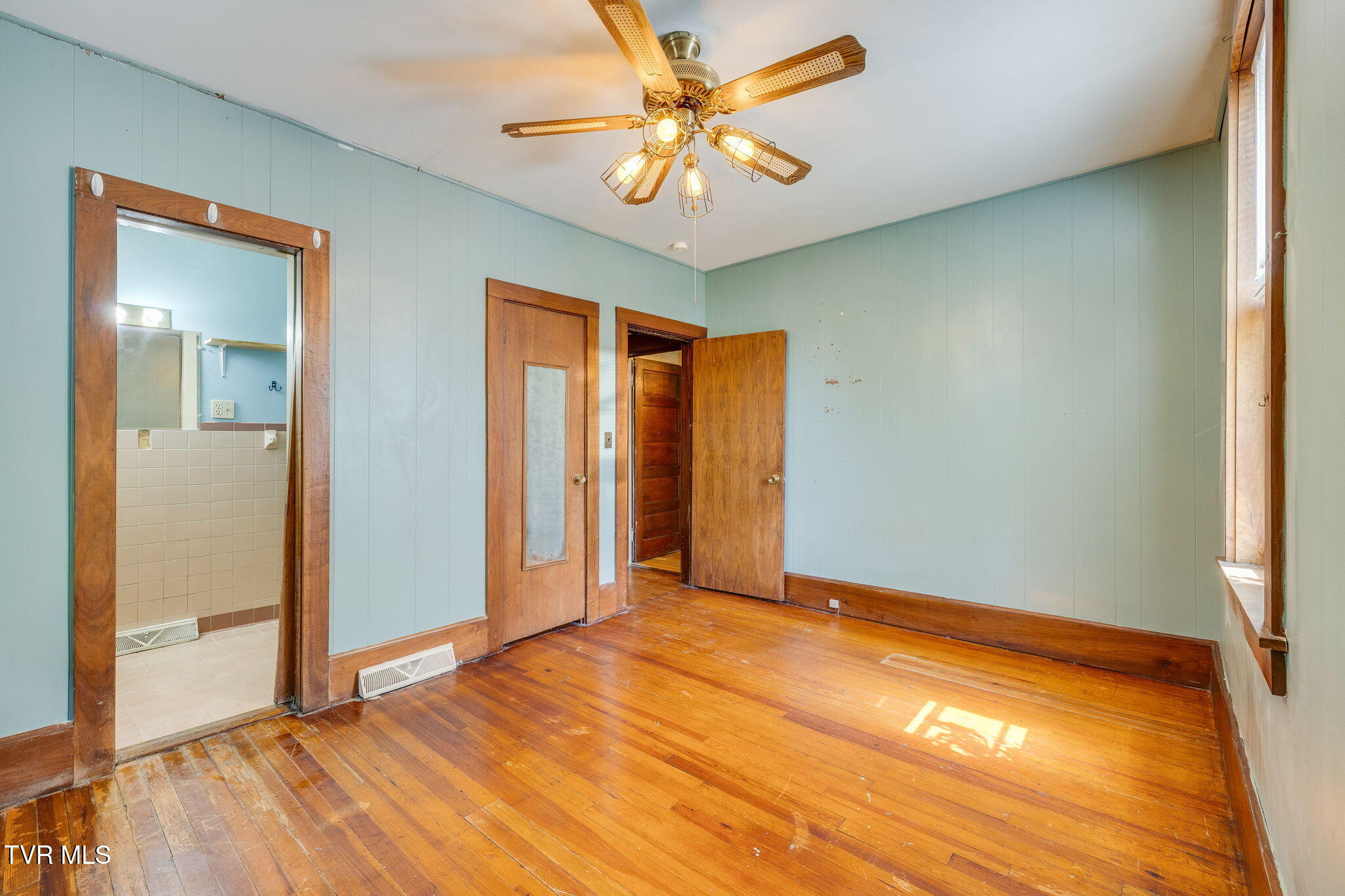 204 Clinchfield Avenue Erwin, TN 37650 - Photo 16 of 35 016