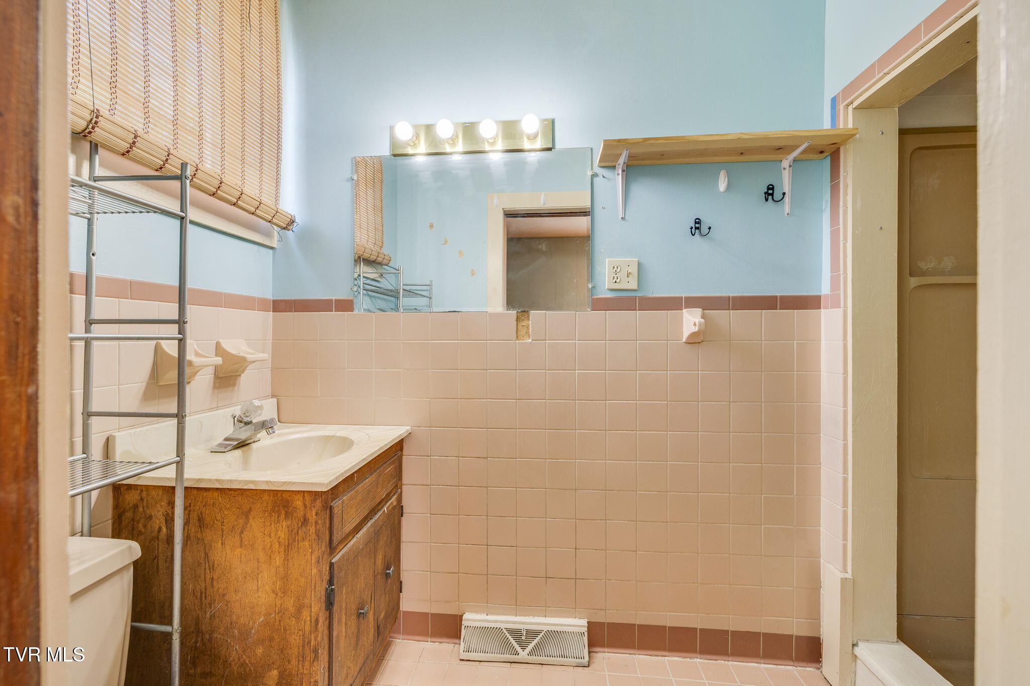 204 Clinchfield Avenue Erwin, TN 37650 - Photo 17 of 35 017