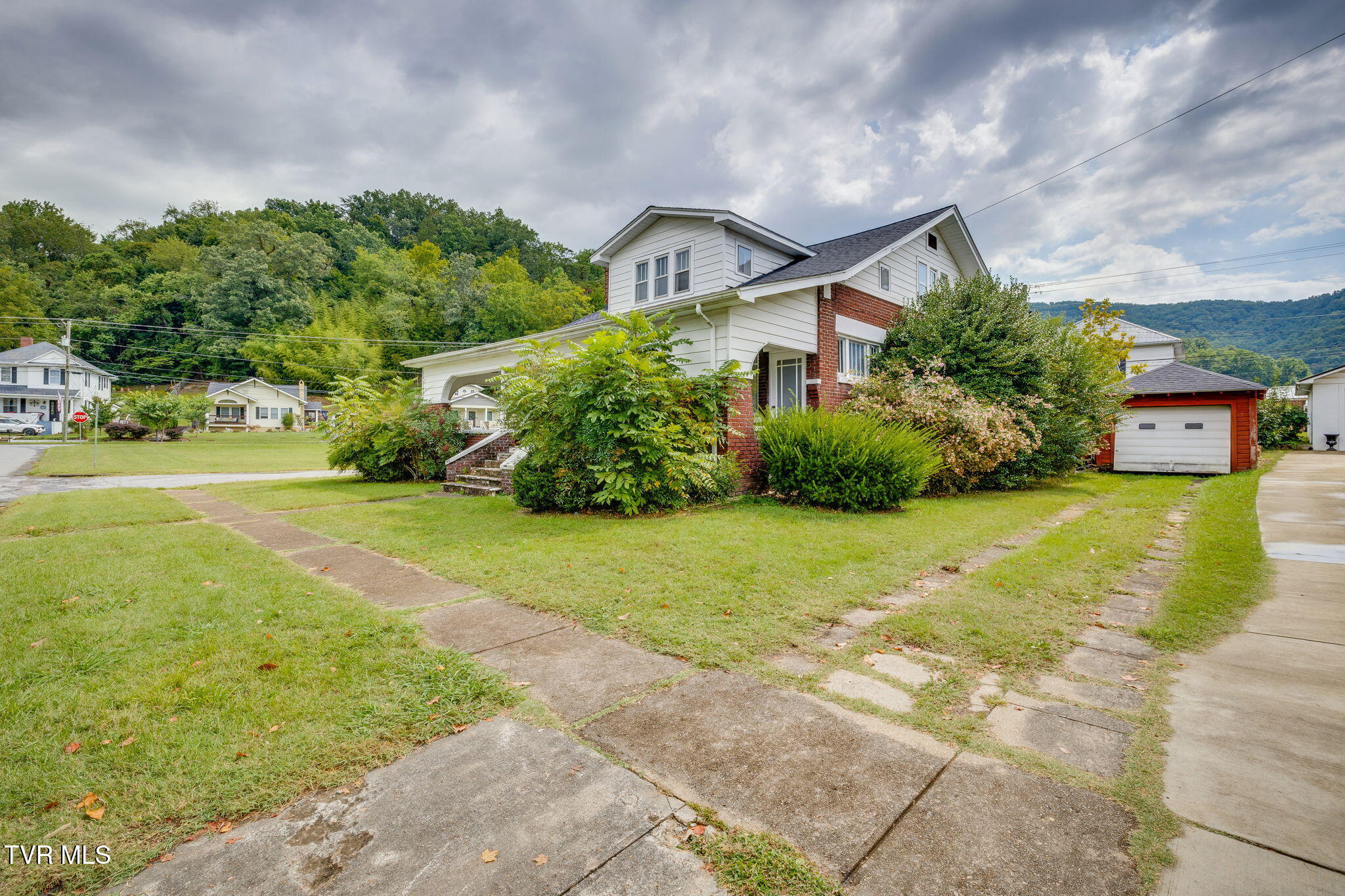 204 Clinchfield Avenue Erwin, TN 37650 - Photo 2 of 35 002