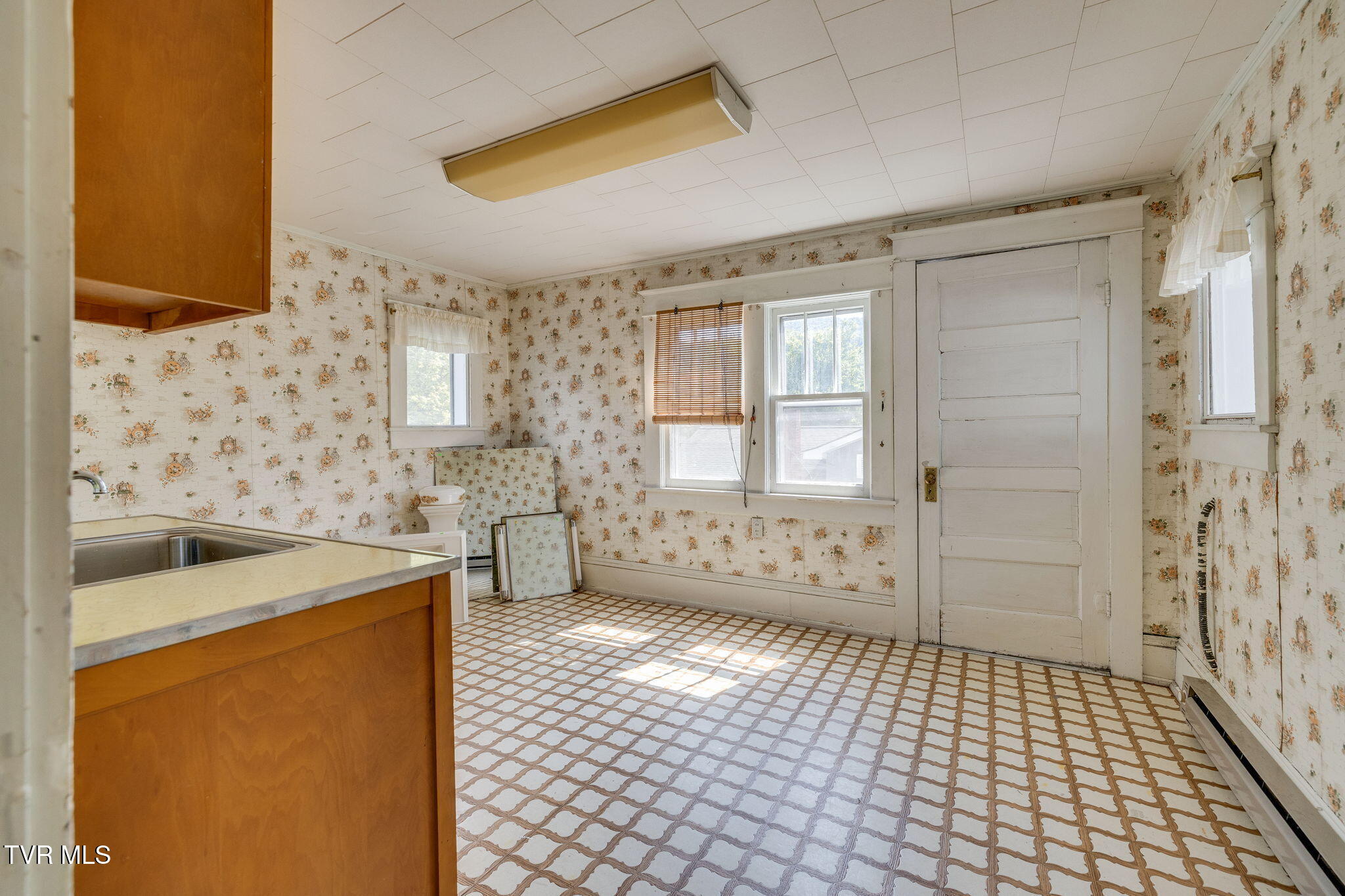 204 Clinchfield Avenue Erwin, TN 37650 - Photo 24 of 35 024