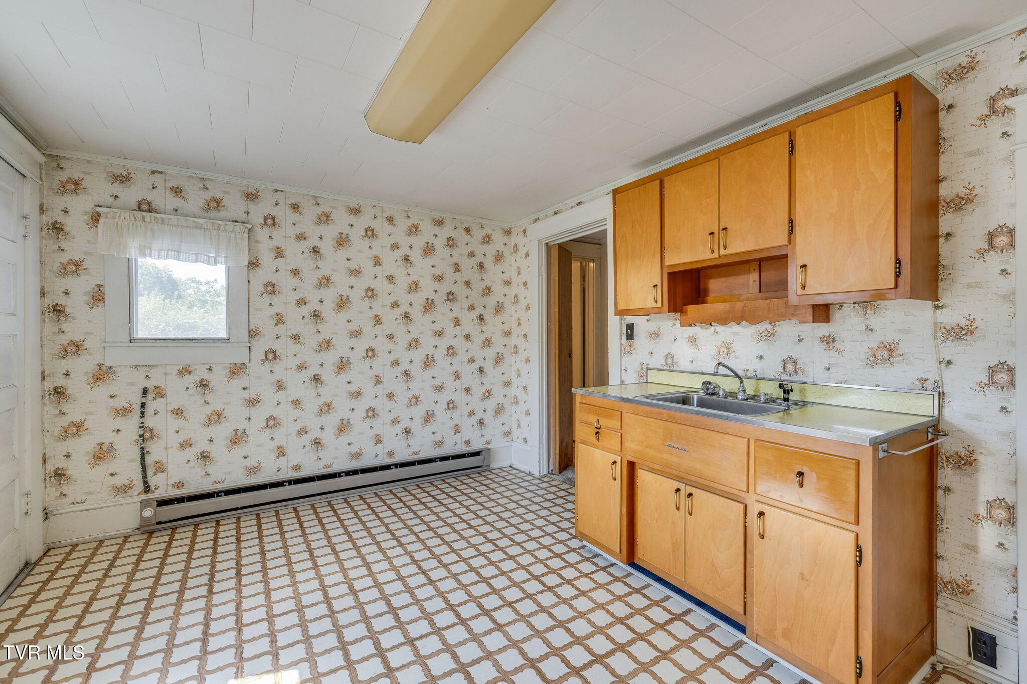 204 Clinchfield Avenue Erwin, TN 37650 - Photo 26 of 35 026