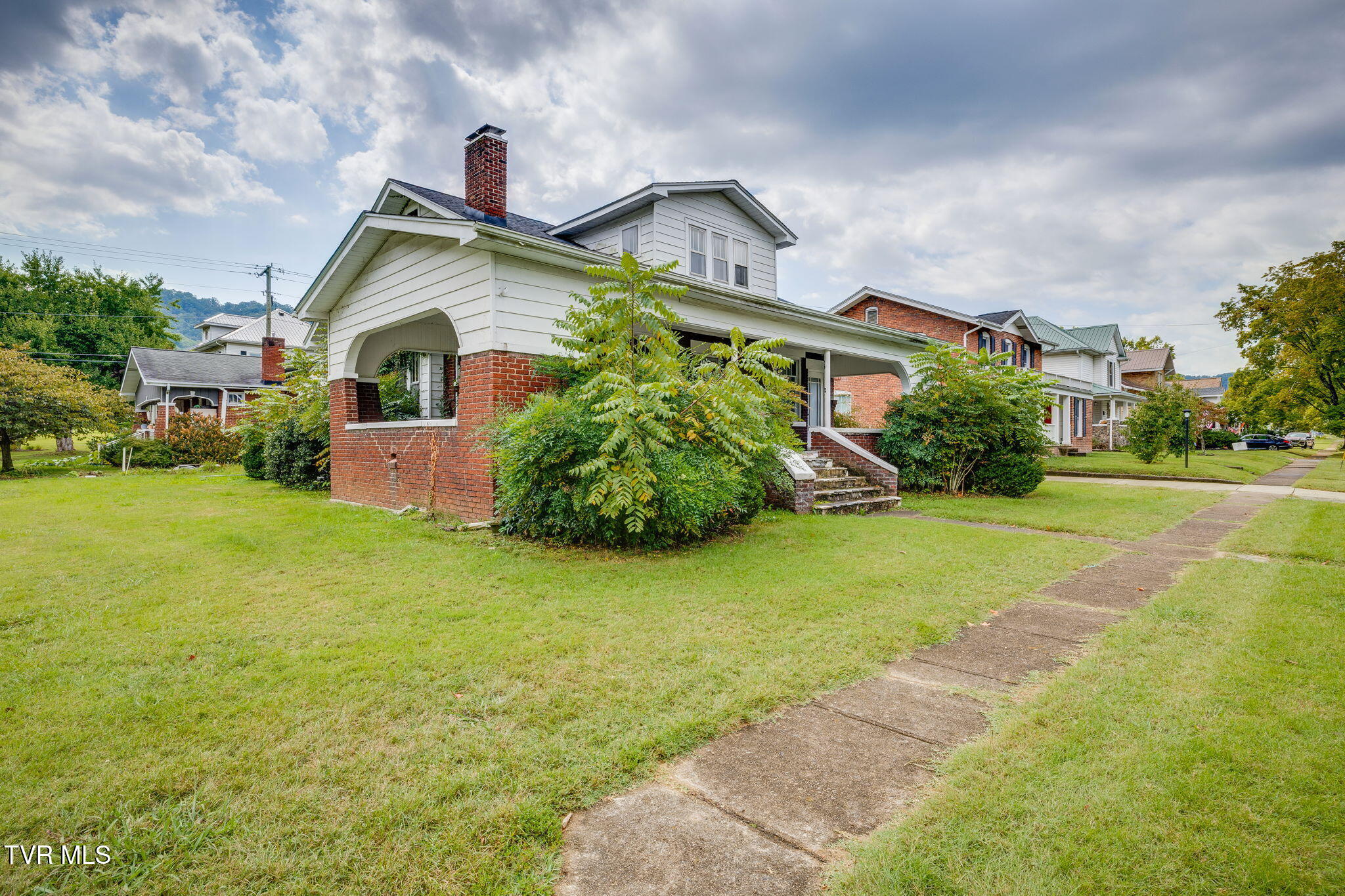 204 Clinchfield Avenue Erwin, TN 37650 - Photo 3 of 35 003