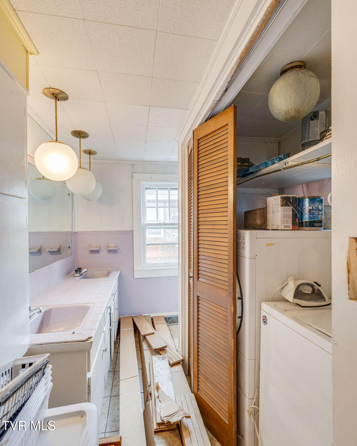 204 Clinchfield Avenue Erwin, TN 37650 - Photo 32 of 35 032