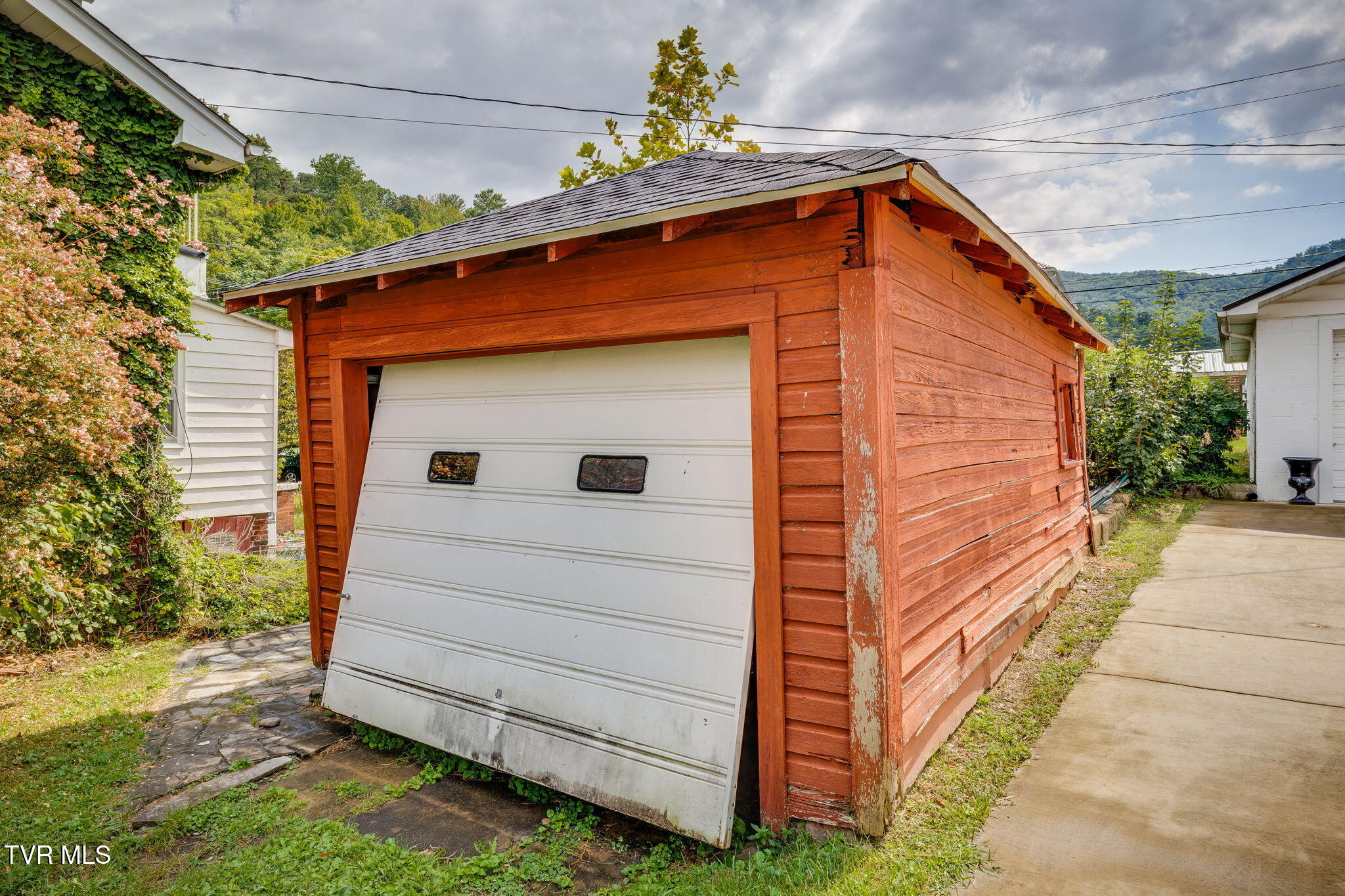 204 Clinchfield Avenue Erwin, TN 37650 - Photo 35 of 35 035