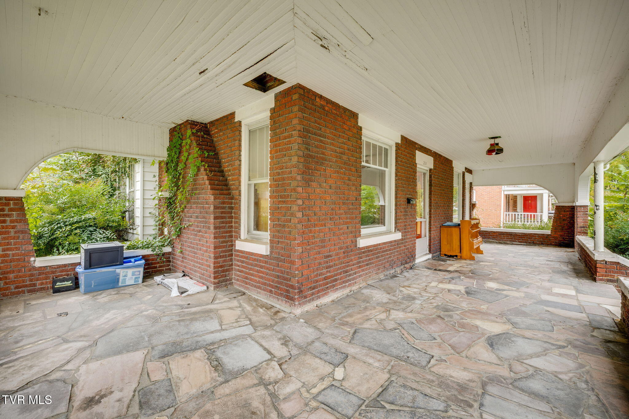 204 Clinchfield Avenue Erwin, TN 37650 - Photo 4 of 35 004