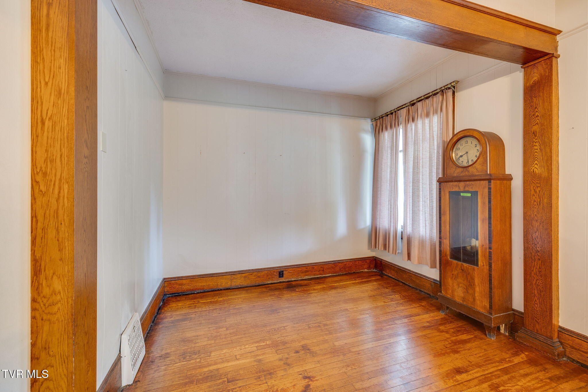 204 Clinchfield Avenue Erwin, TN 37650 - Photo 8 of 35 008