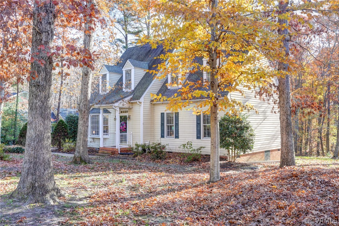 13601 Queensgate Road Midlothian, VA 23114 - Photo 3 of 39 a front view of a house with garden