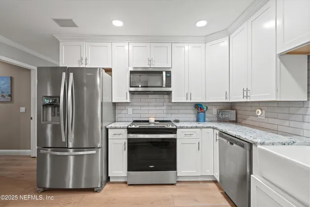 a black and white photo of a living room