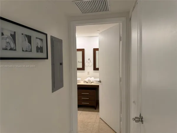 $4,000 | 485 Brickell Avenue, Unit 2606, Miami, FL 33131