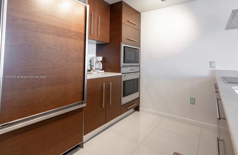 485 Brickell Avenue, Unit 2606 Miami, FL 33131 - Photo 10 of 18 a kitchen with cabinets and appliances