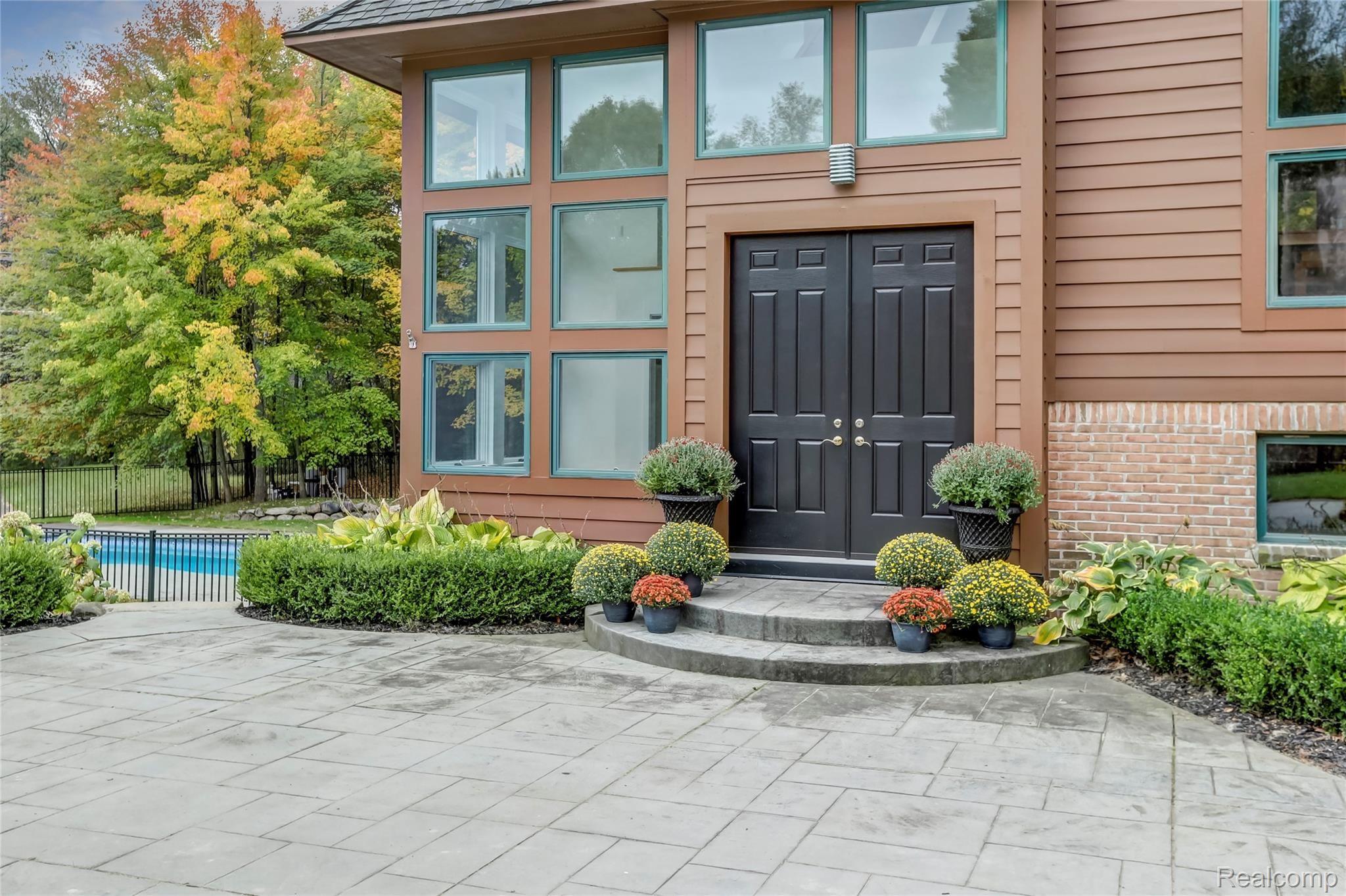 1287 North Kellogg Road Howell, MI 48843 - Photo 39 of 41 Light filled entrance with floor to ceiling windows.