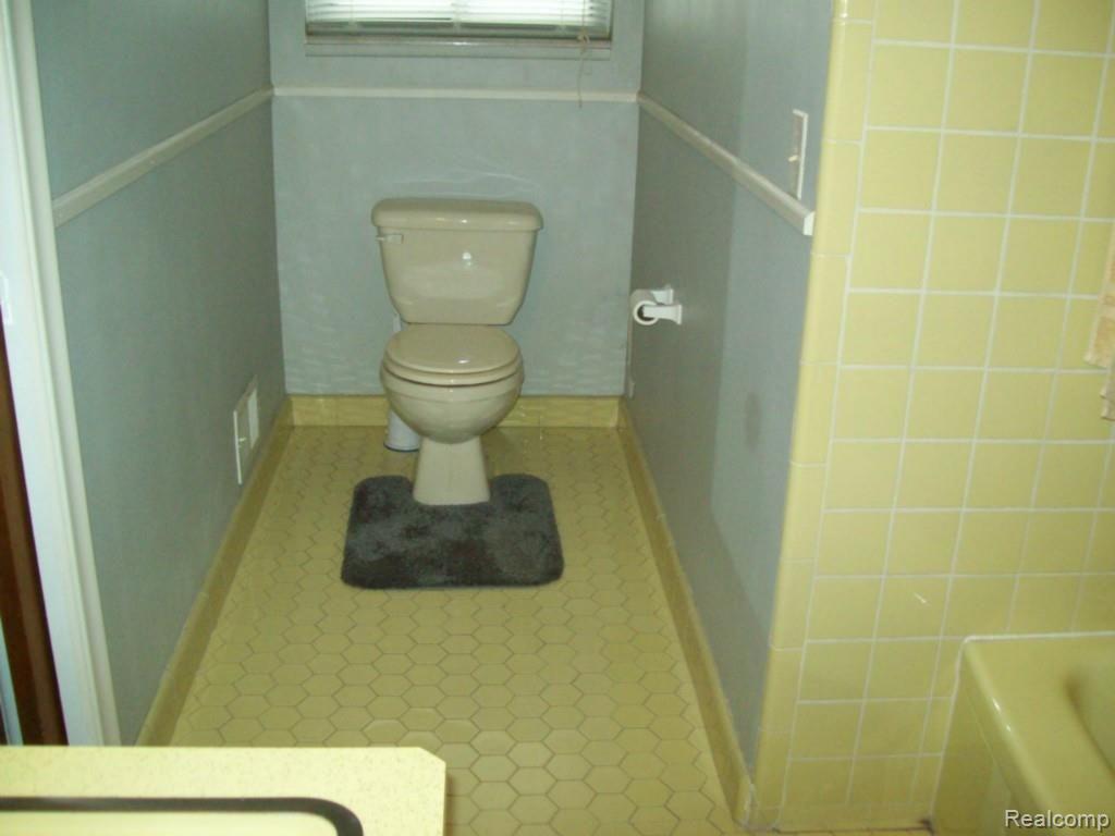 27605 Jean Road Warren, MI 48093 - Photo 16 of 36 100_4491.jpg