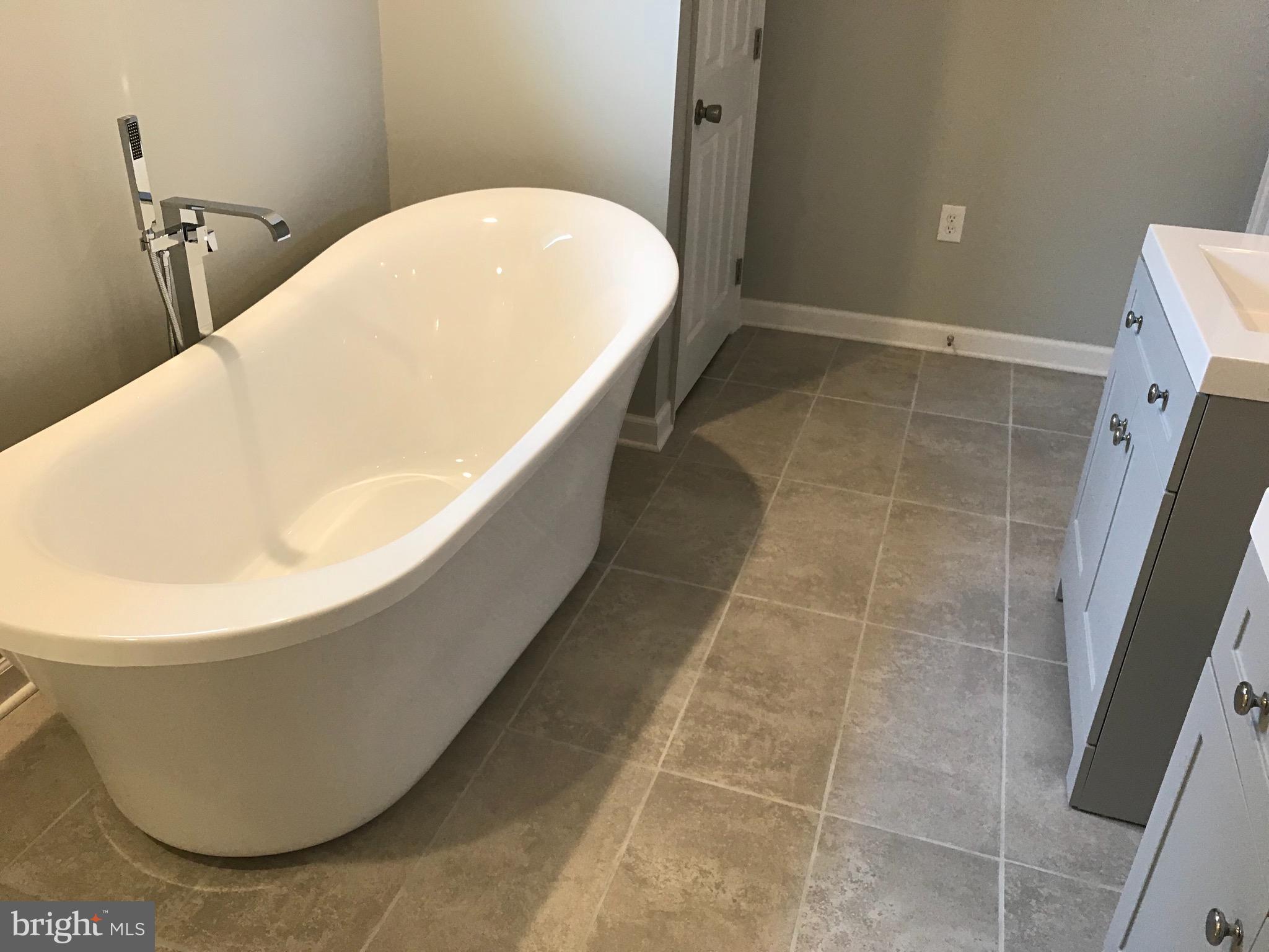 4105 Eder Road Baltimore, MD 21222 - Photo 36 of 84 Master Tub