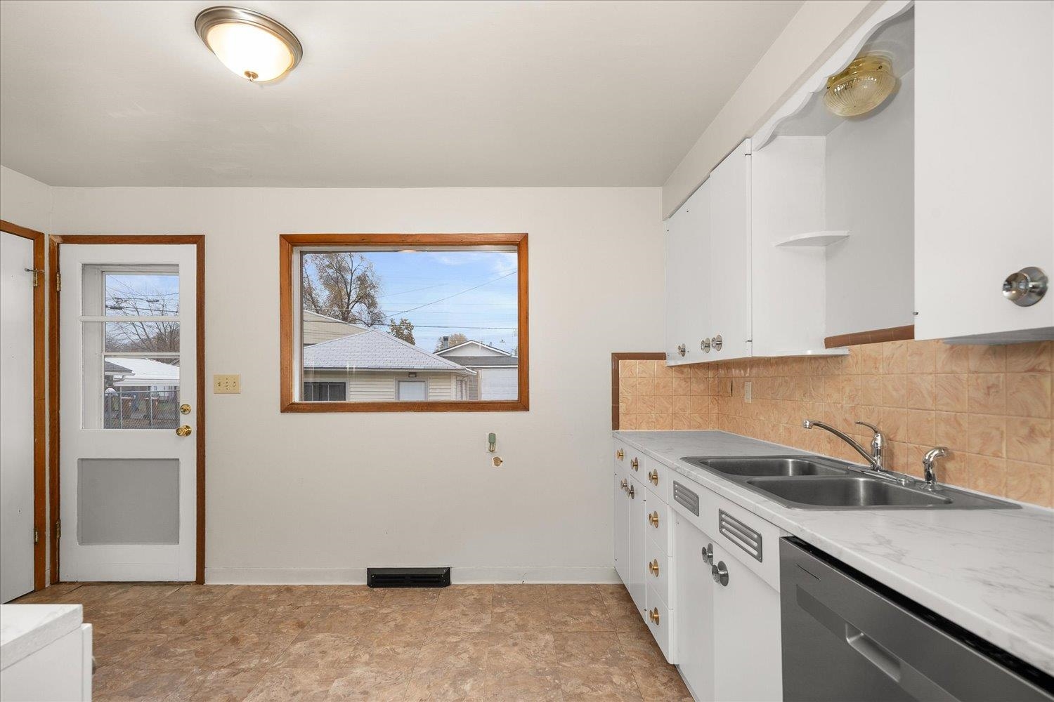 825 East Sanson Avenue Spokane, WA 99207 - Photo 7 of 23