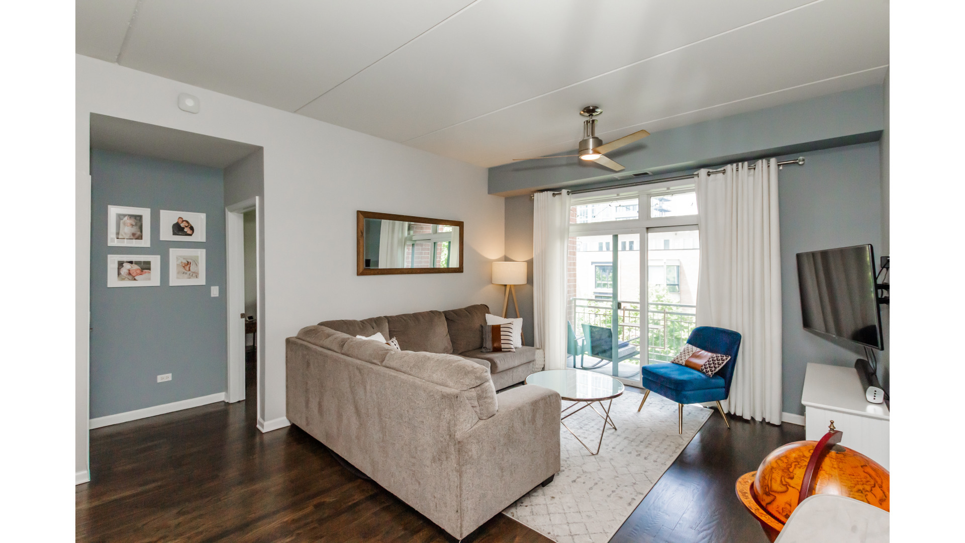 657 West Fulton Street, Unit 412 Chicago, IL 60661 - Photo 3 of 25 a living room with furniture and a window