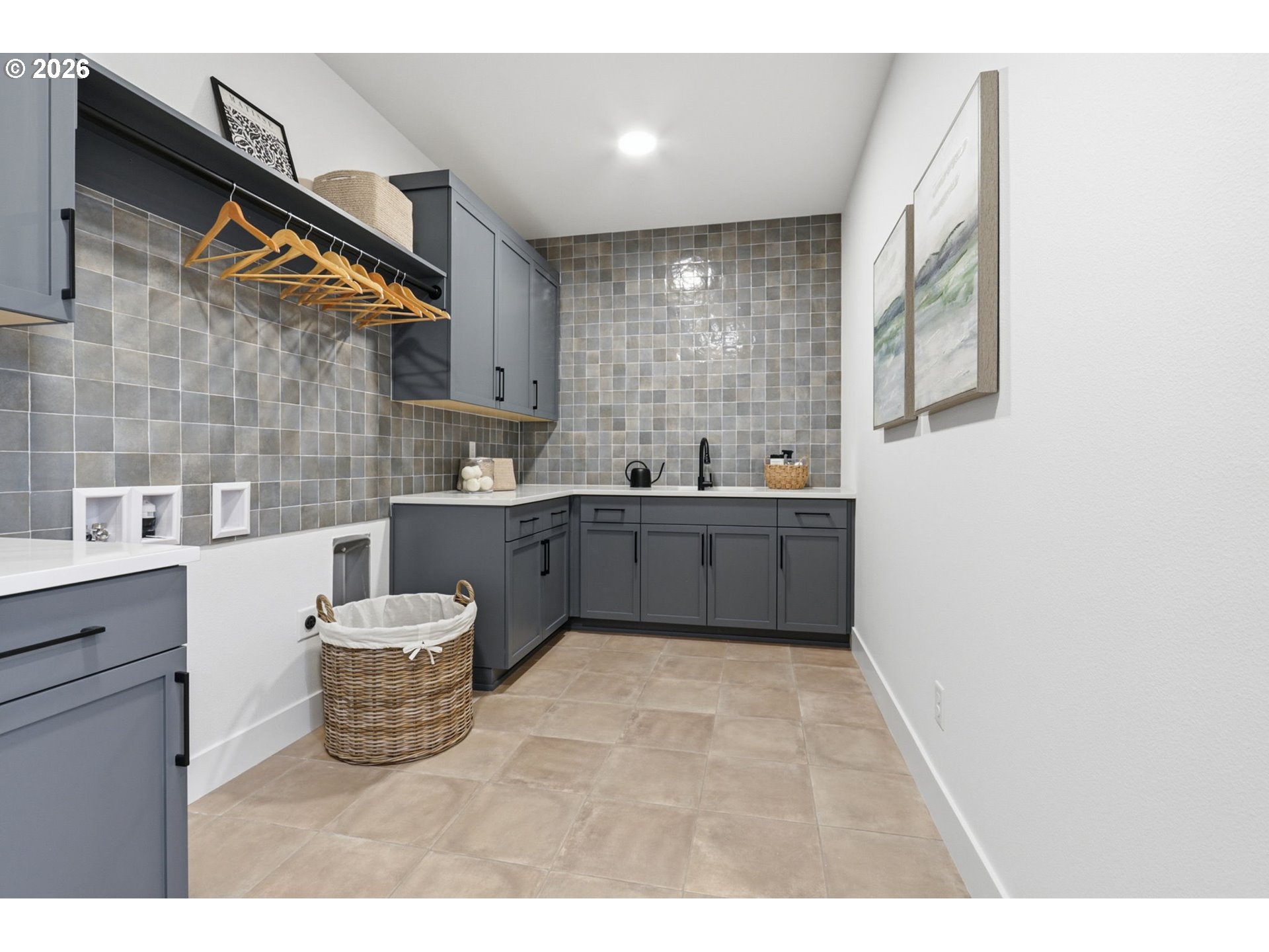 23037 Southwest Curry Rdg Drive Sherwood, OR 97140 - Photo 25 of 48 a bathroom with a sink mirror and a bathtub