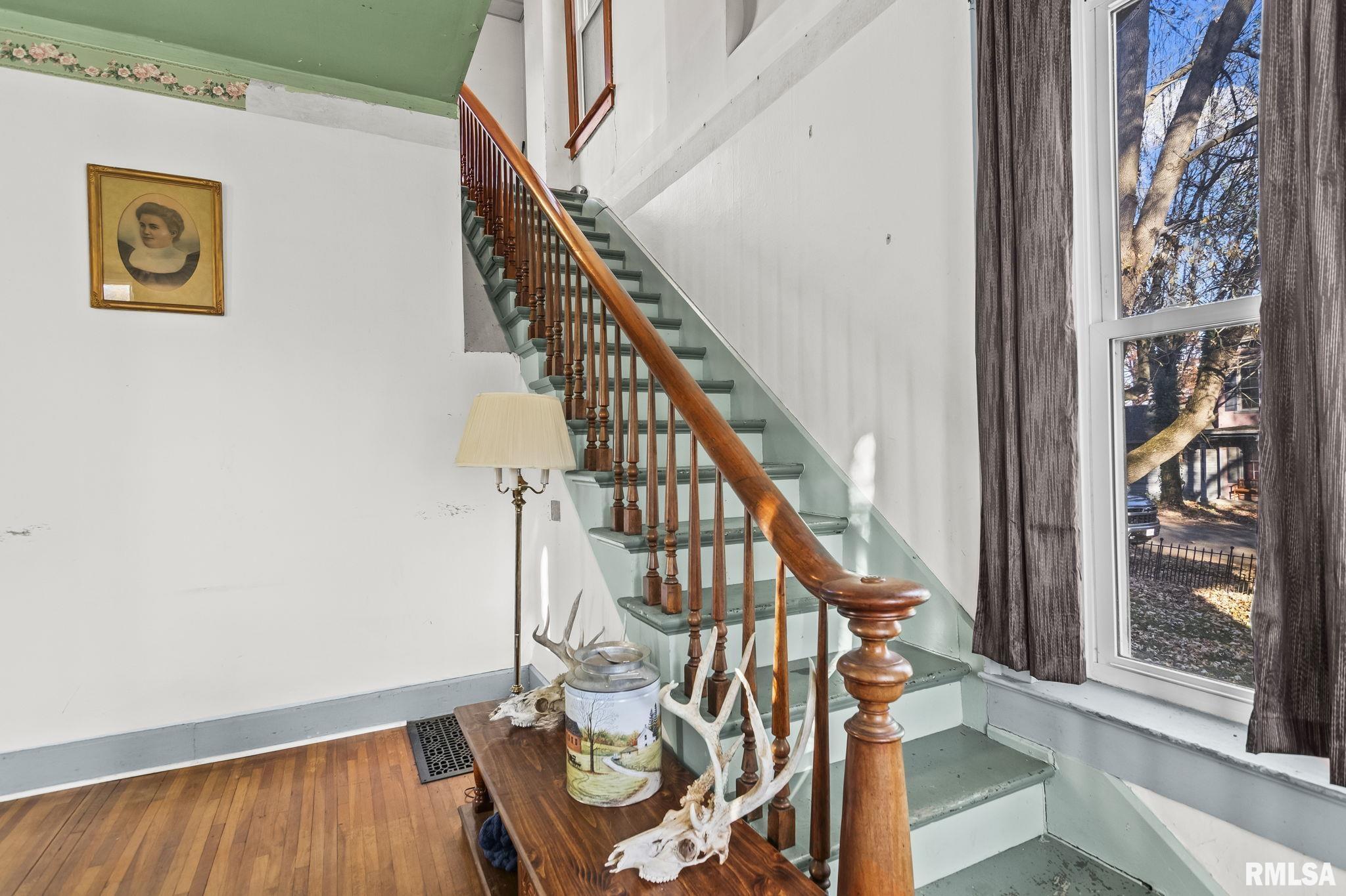 203 West Sheridan Road Petersburg, IL 62675 - Photo 2 of 38