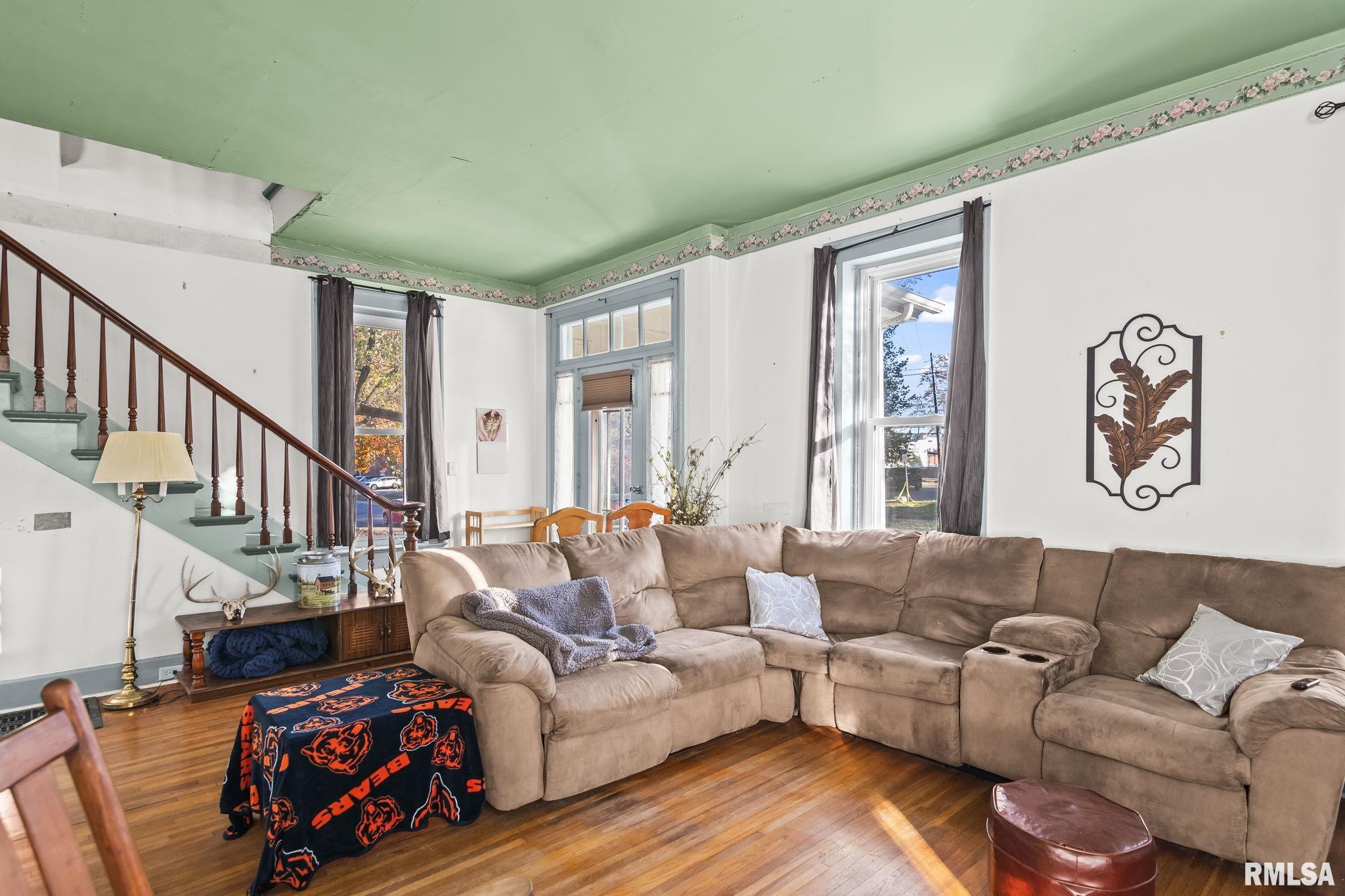 203 West Sheridan Road Petersburg, IL 62675 - Photo 4 of 38