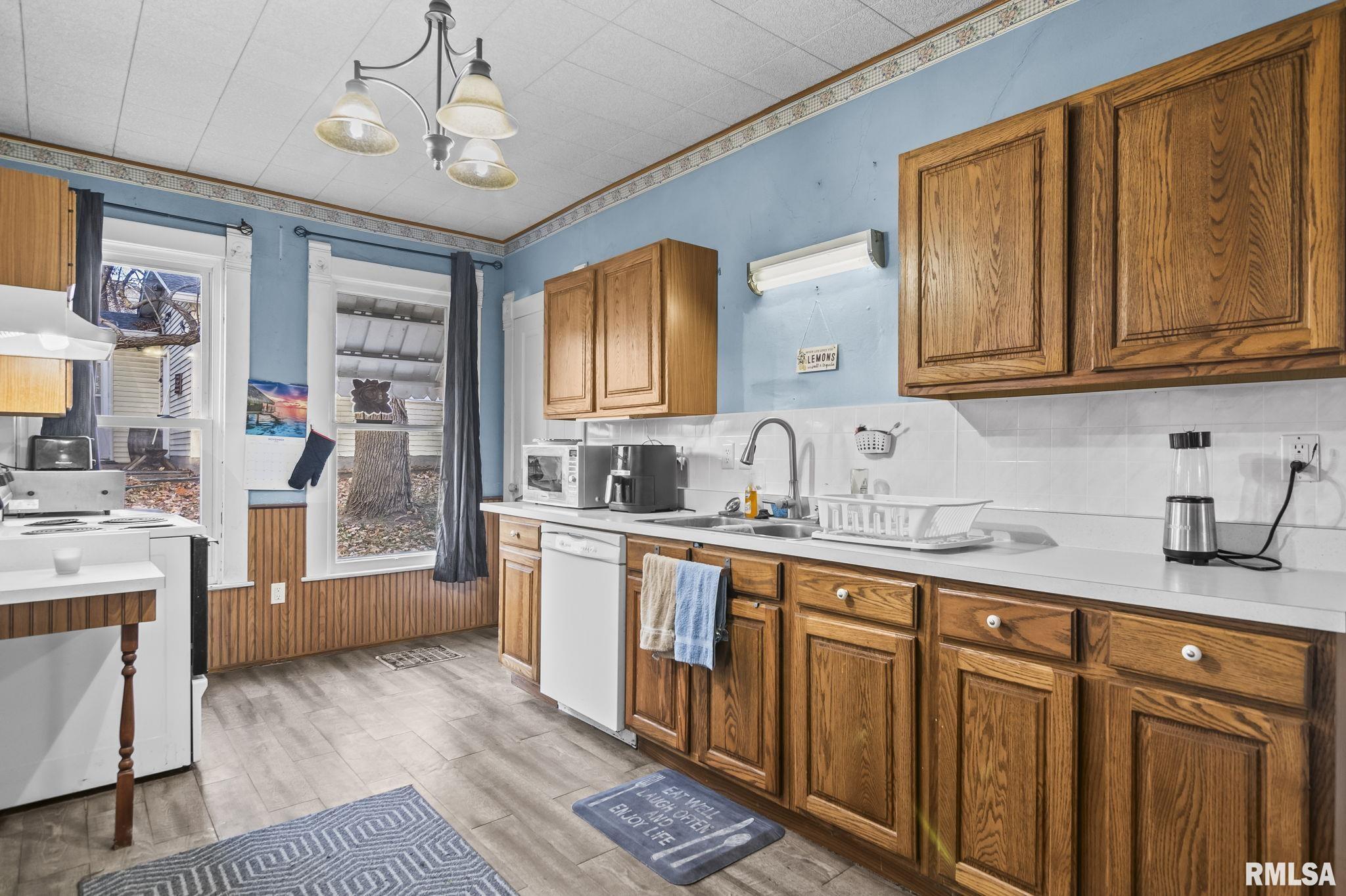 203 West Sheridan Road Petersburg, IL 62675 - Photo 8 of 38