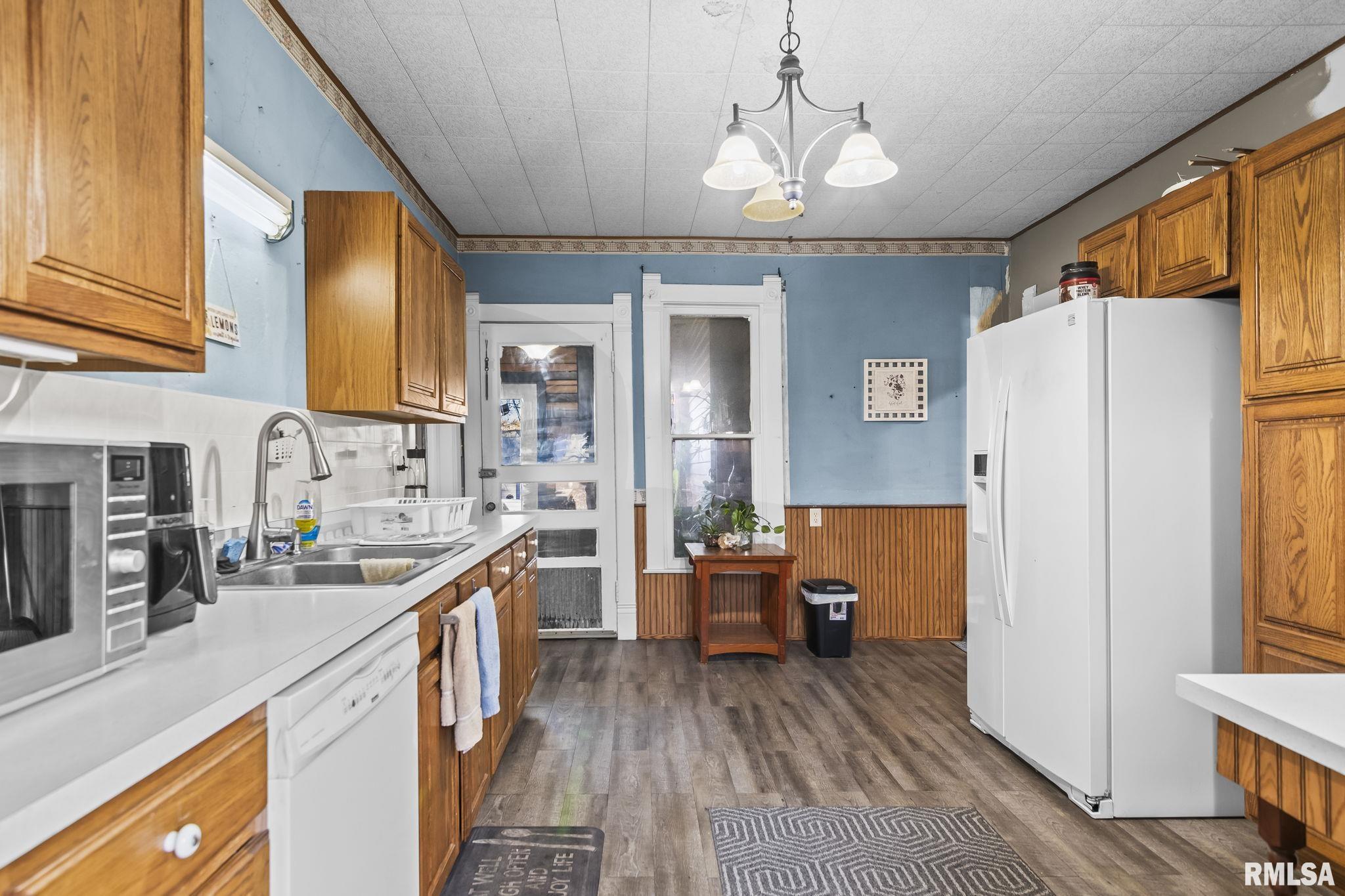 203 West Sheridan Road Petersburg, IL 62675 - Photo 9 of 38