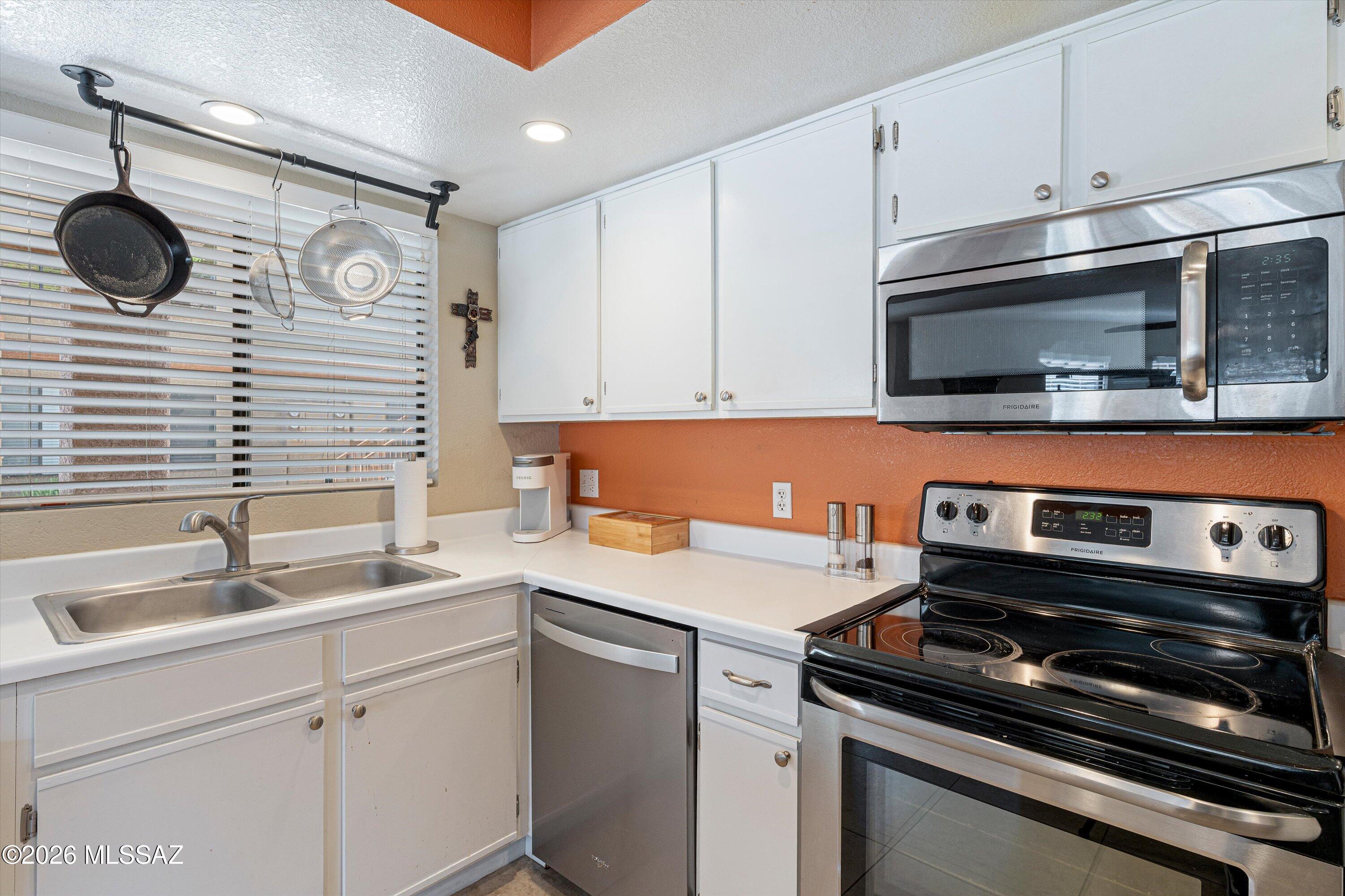 7255 East Snyder Road, Unit 4105 Tucson, AZ 85750 - Photo 5 of 24 Kitchen