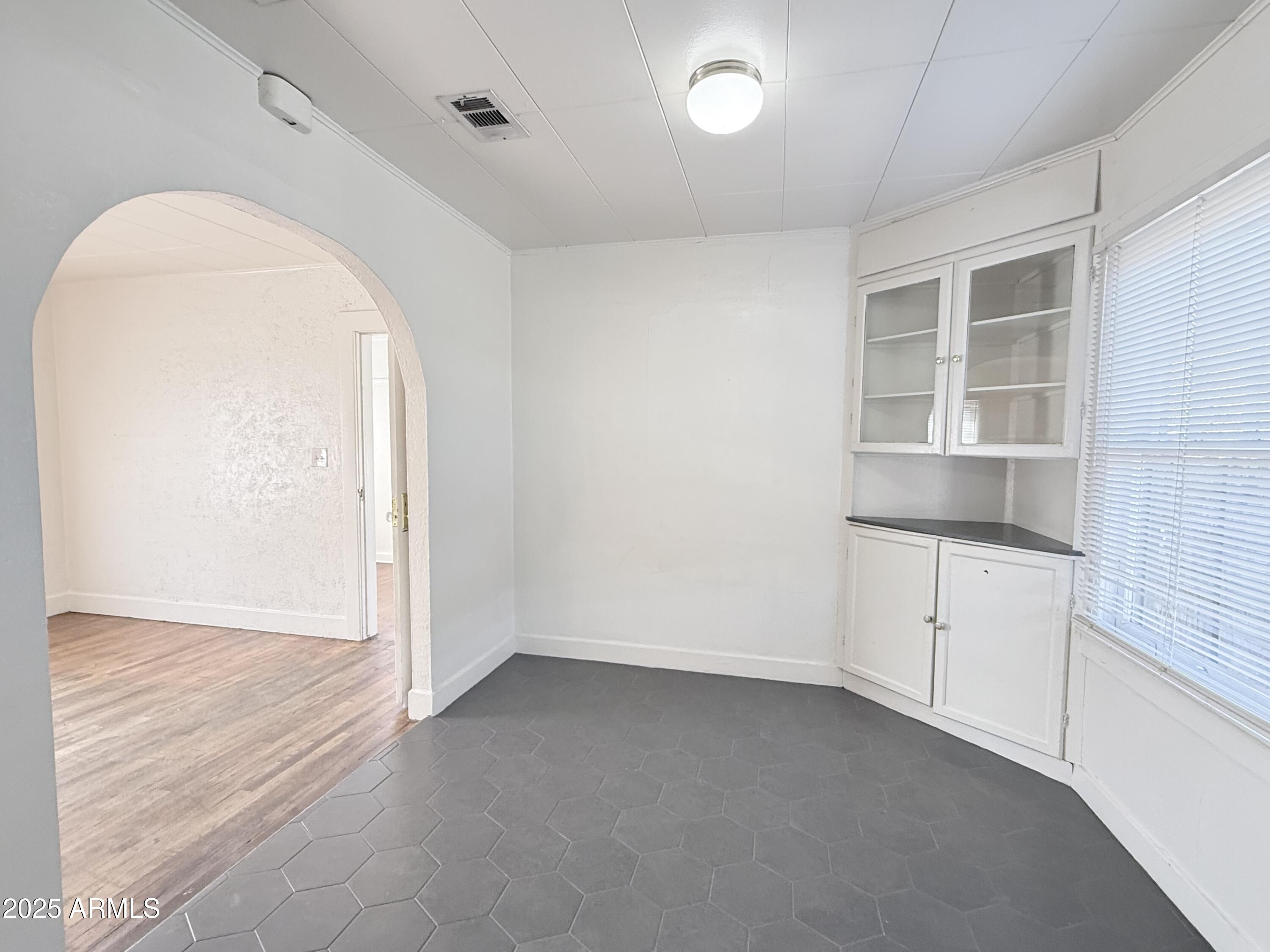 3809 North 9th Place Phoenix, AZ 85014 - Photo 13 of 28 an empty room with windows