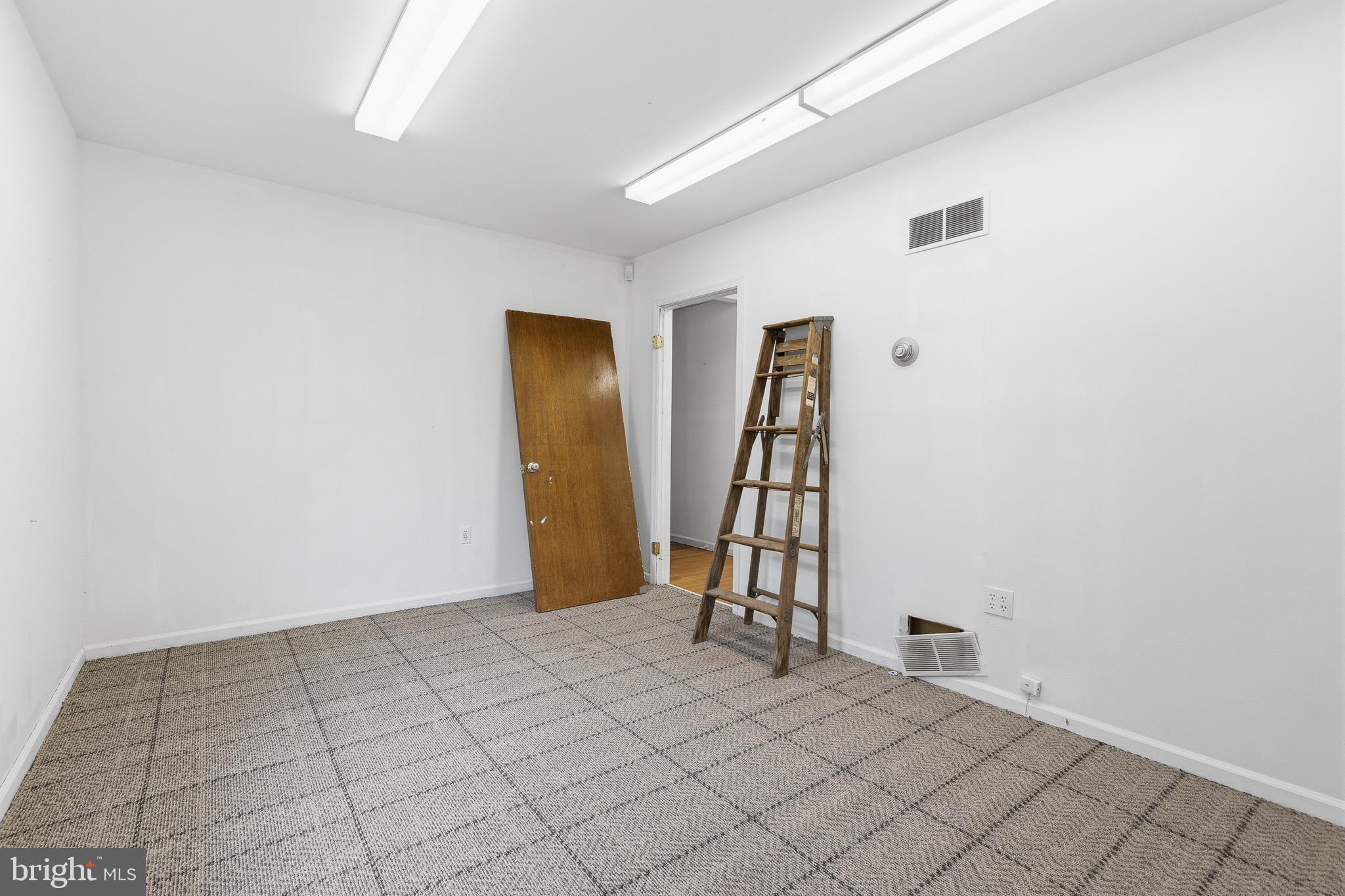 212 West Main Street Elkton, MD 21921 - Photo 15 of 35 an empty room with windows