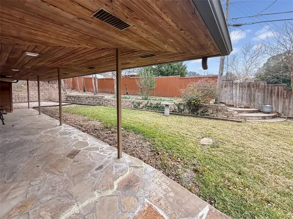 a view of a backyard