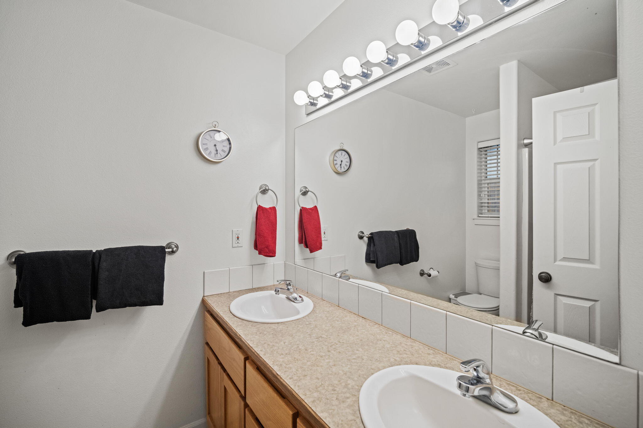 62716 Larkview Road Bend, OR 97701 - Photo 23 of 33 Primary Bathroom