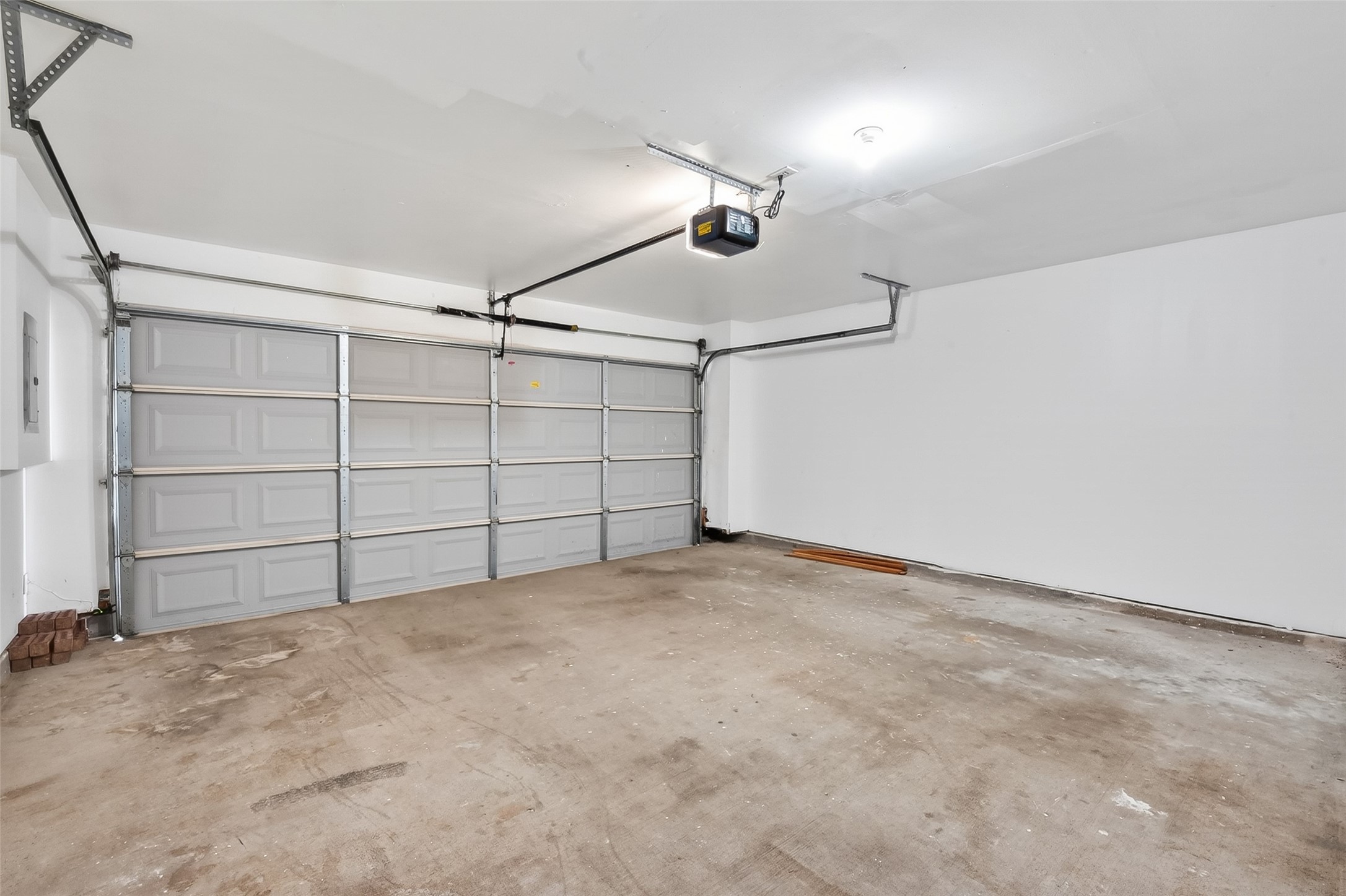 2804 Chenevert Street Houston, TX 77004 - Photo 34 of 37 a view of a garage