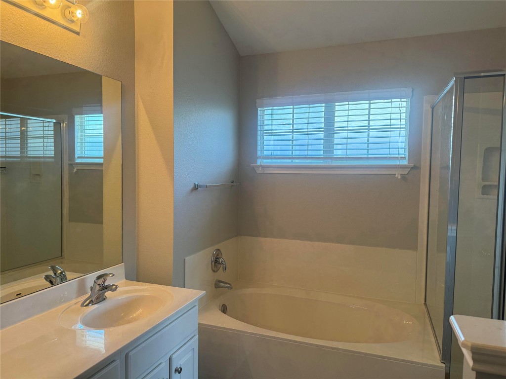 1900 Scofield Ridge Parkway, Unit 3401 Austin, TX 78727 - Photo 32 of 37 a bathroom with a bathtub and a sink