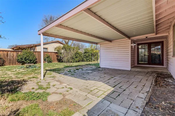 a view of a house with backyard